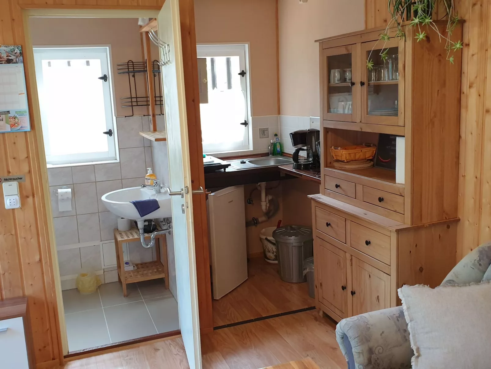 Holz-Bungalow mit Terrasse - Drinnen