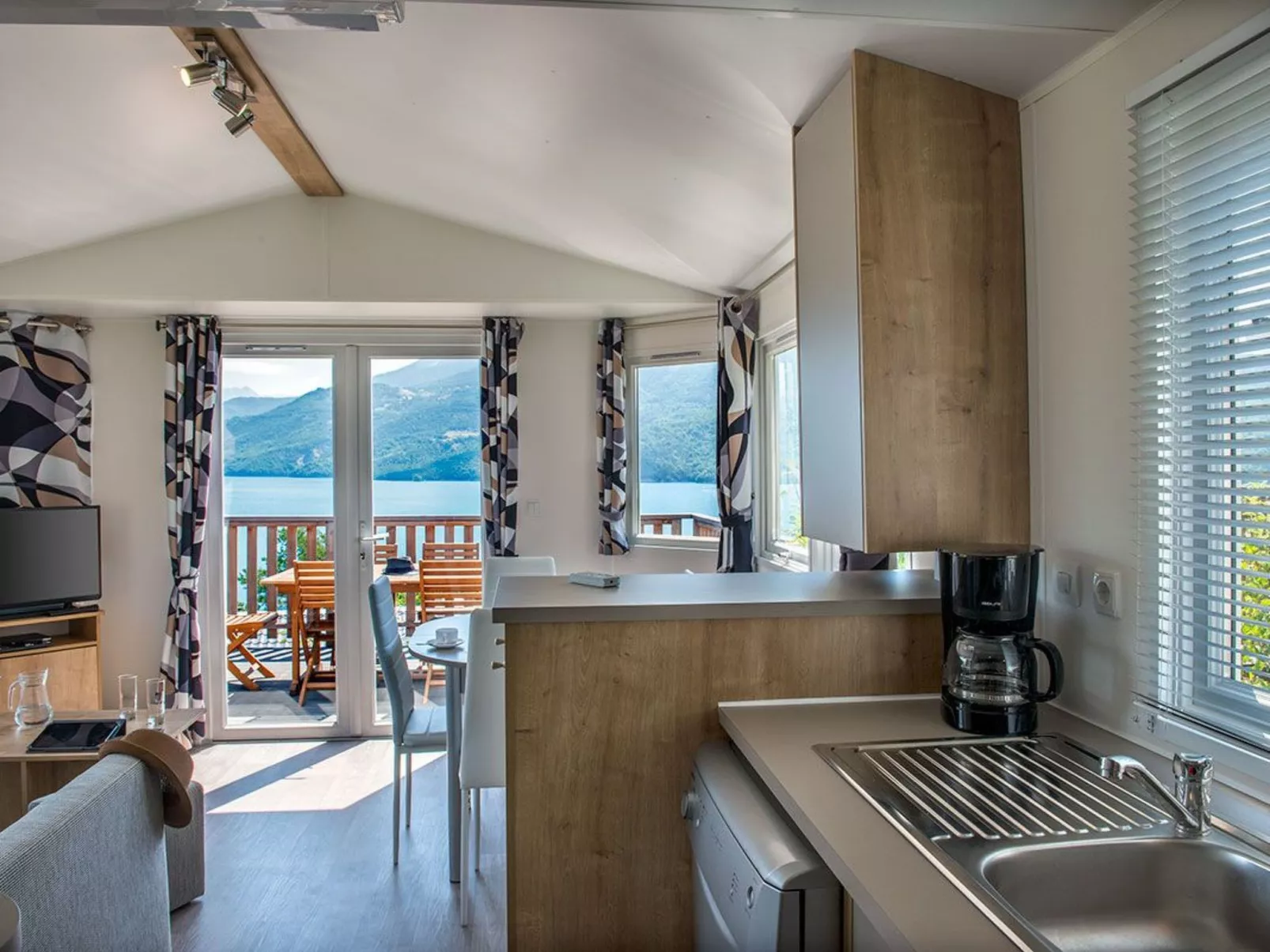 Gemütliches Chalet am Ufer des Sees von Serre-Ponçon-Drinnen