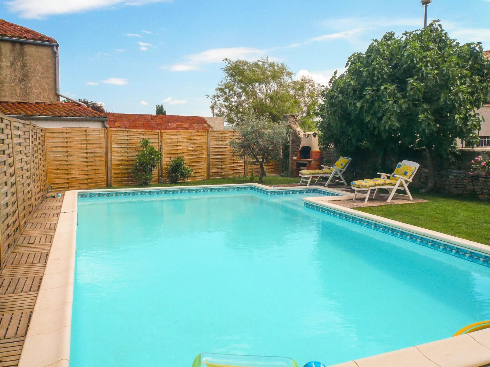 Schönes Ferienhaus mit Pool-Draußen