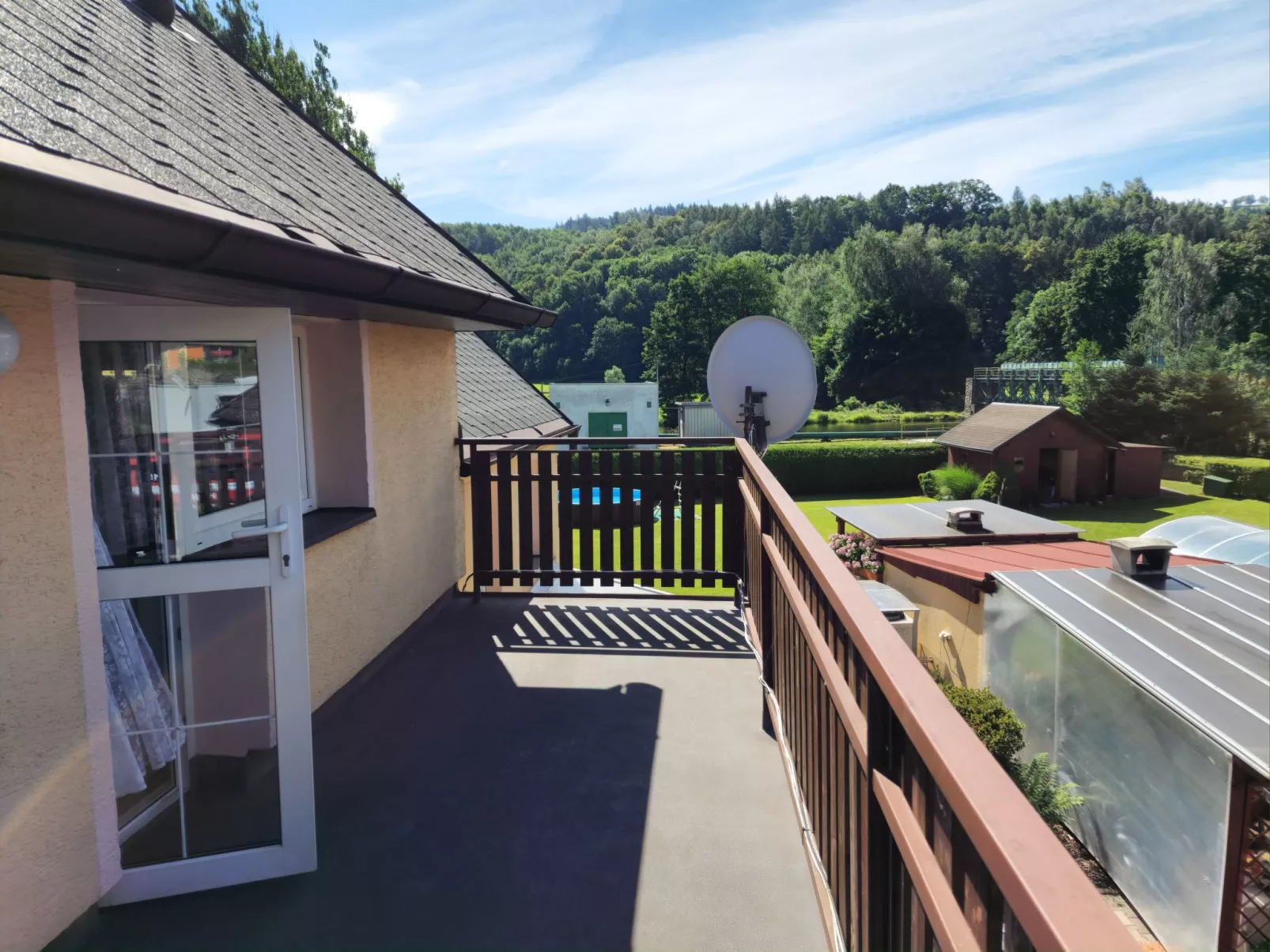 Mit Garten und Pools-Drinnen