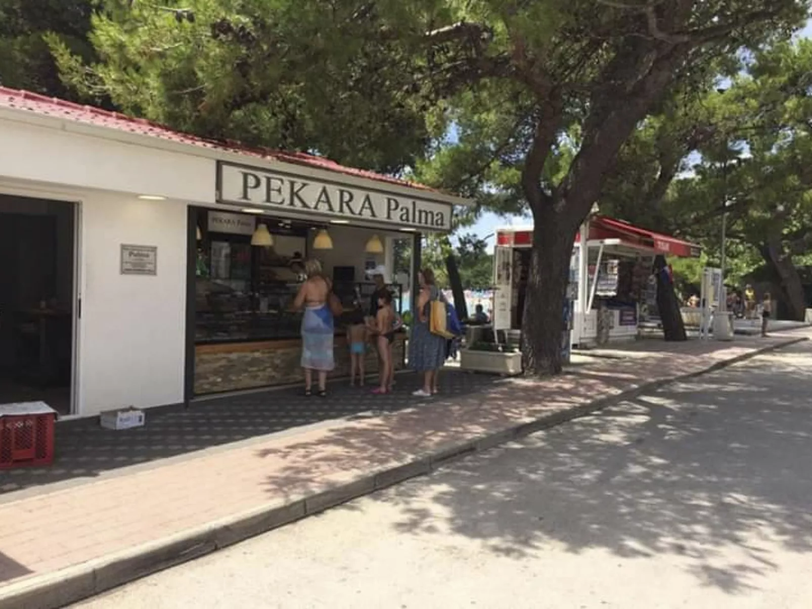 Weiße Idylle auf dem blauen Meer-Dehors