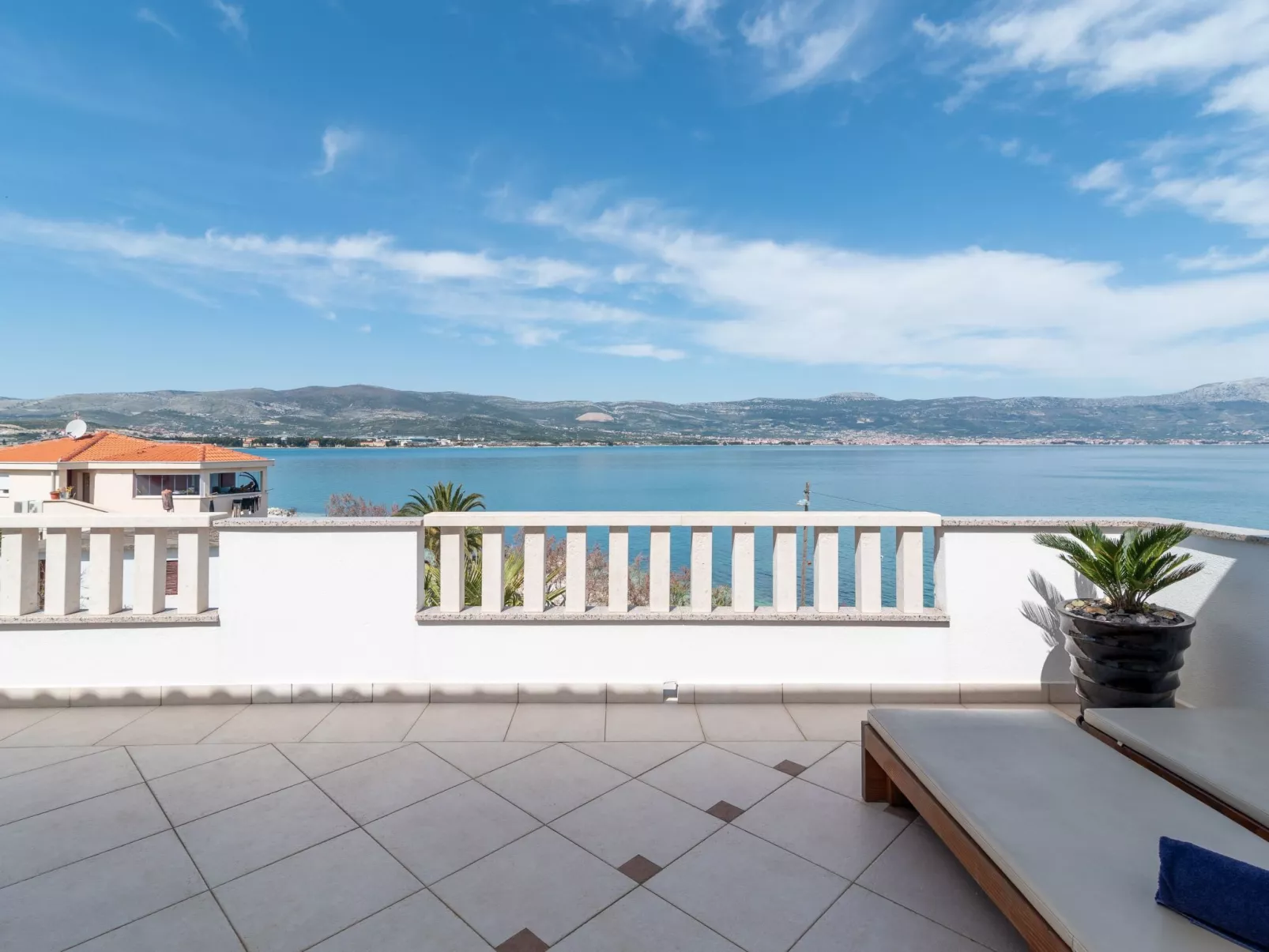 Geräumige Ferienwohnung mit Meerblick-Drinnen