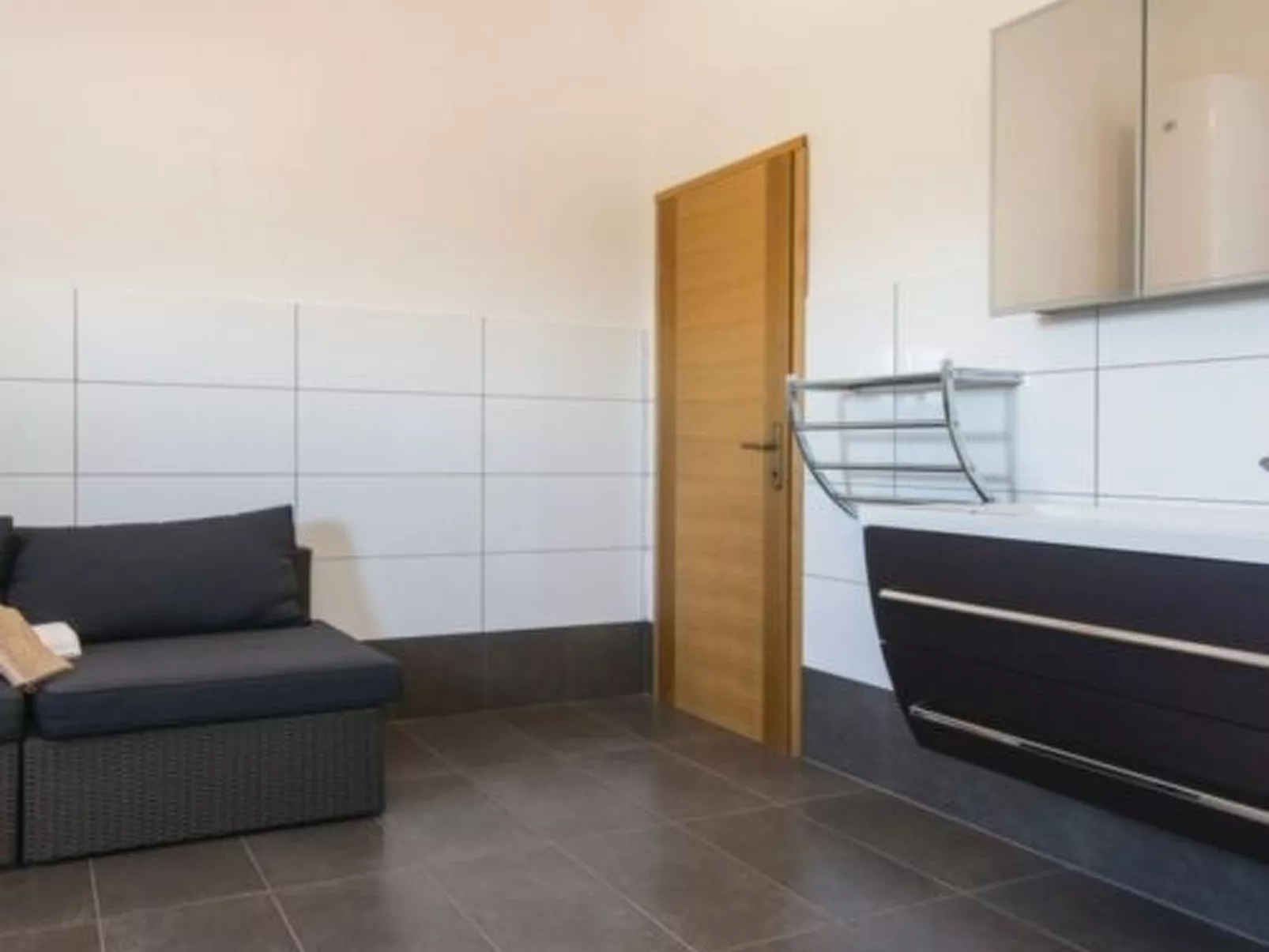 Laura mit Pool-Drinnen