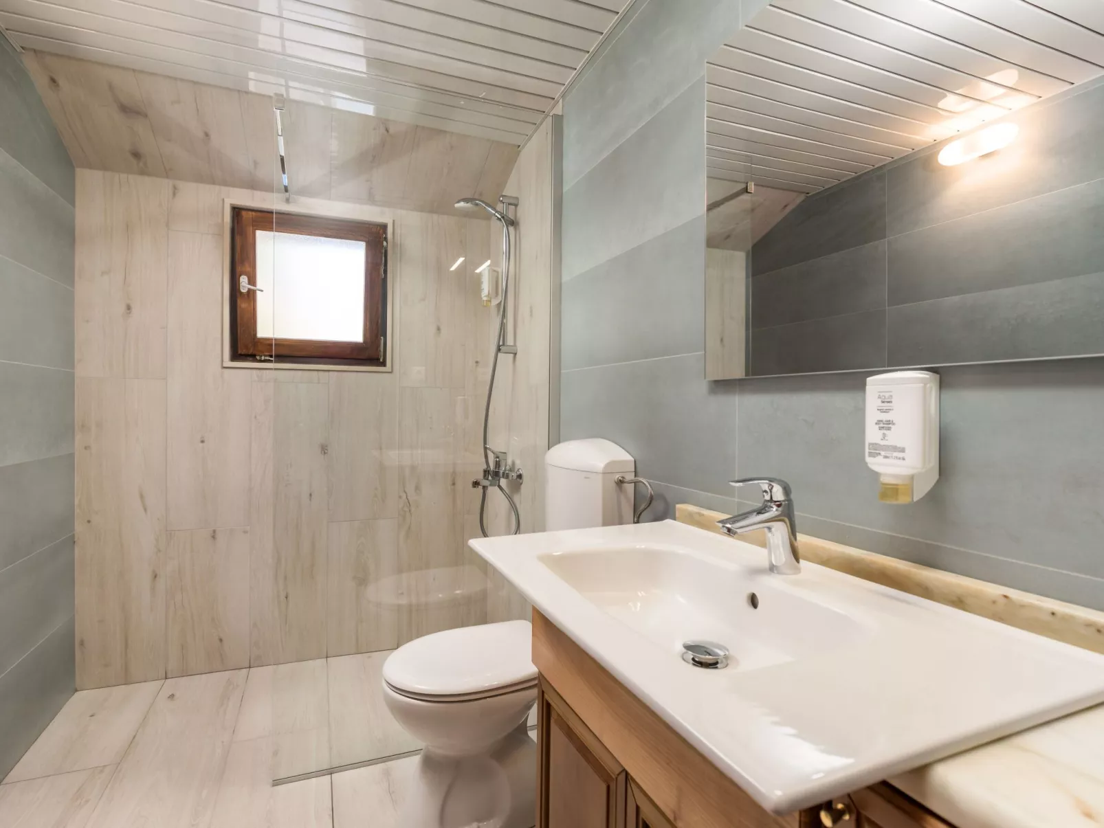 Mit großem Garten und Pool-Drinnen