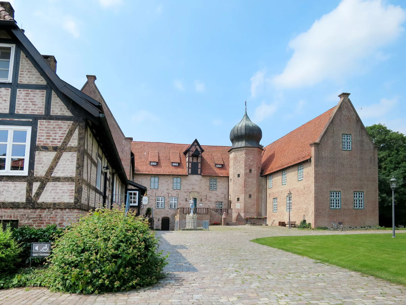 Mit Indoorpool, Garten und Partyraum-Area