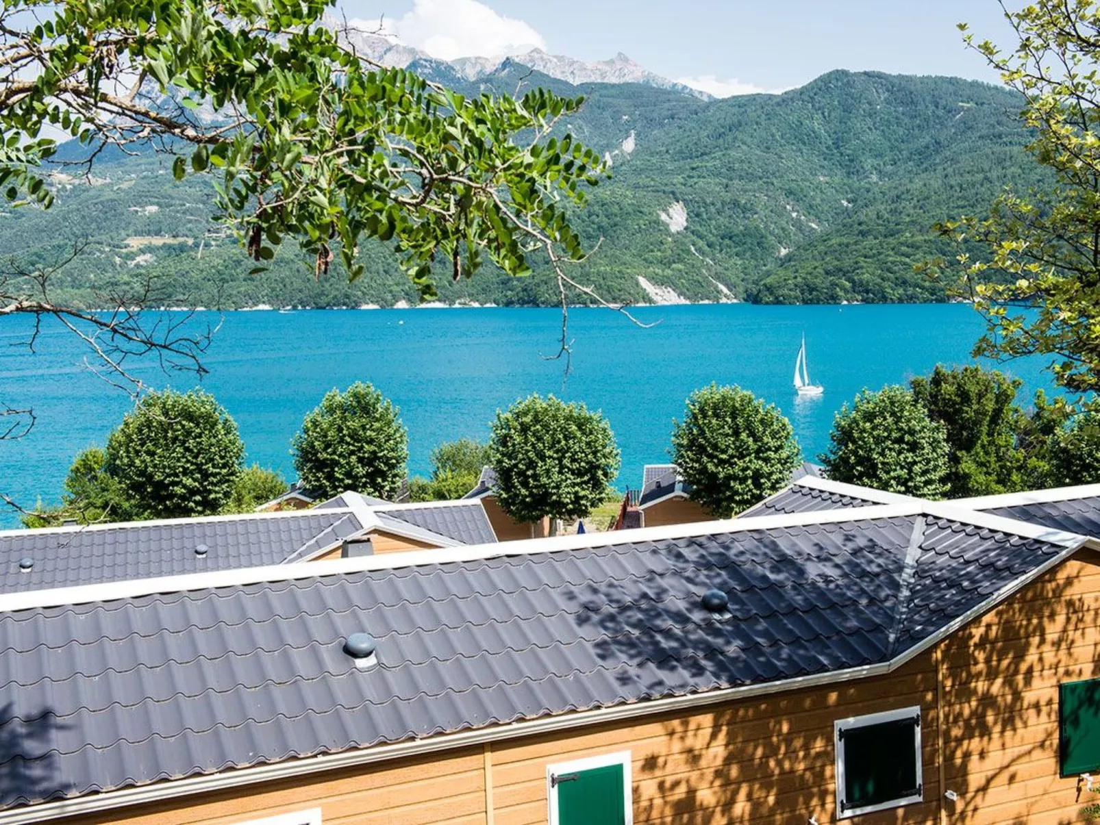 Gemütliches Chalet am Ufer des Sees von Serre-Ponçon-Drinnen