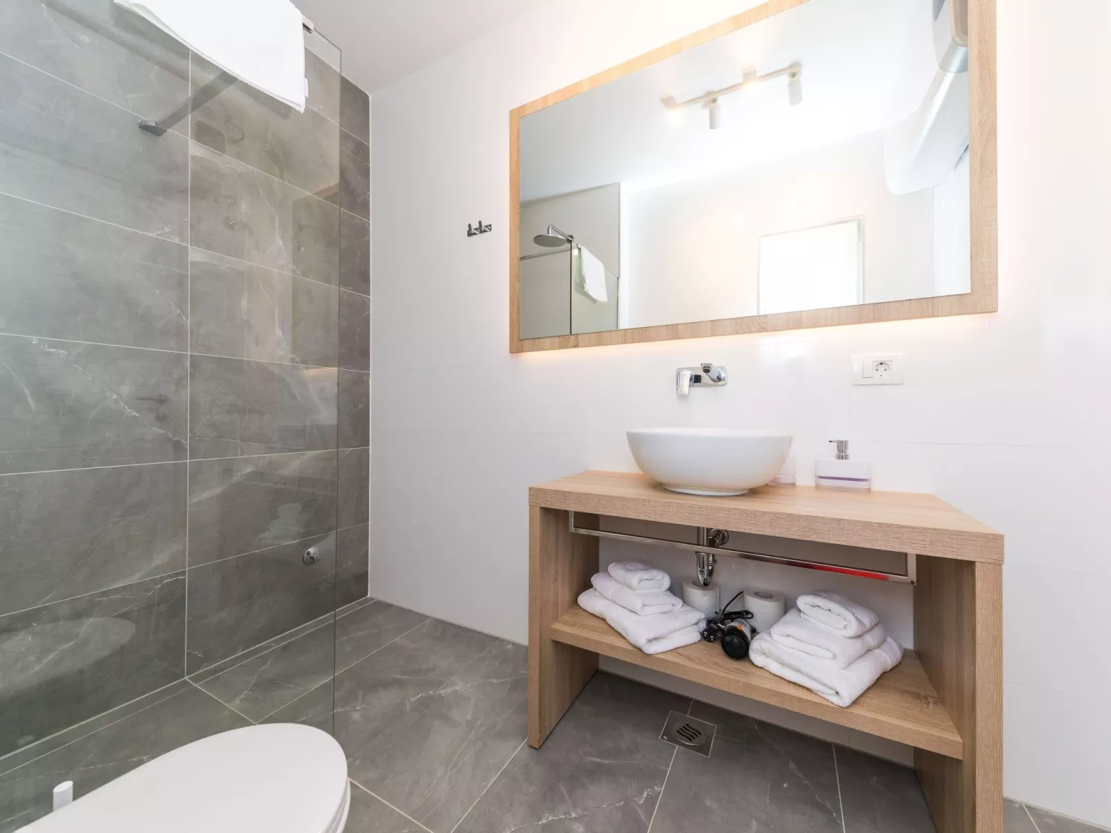 Modern eingerichtete Villa Ingrid mit beheiztem Pool - Dedans