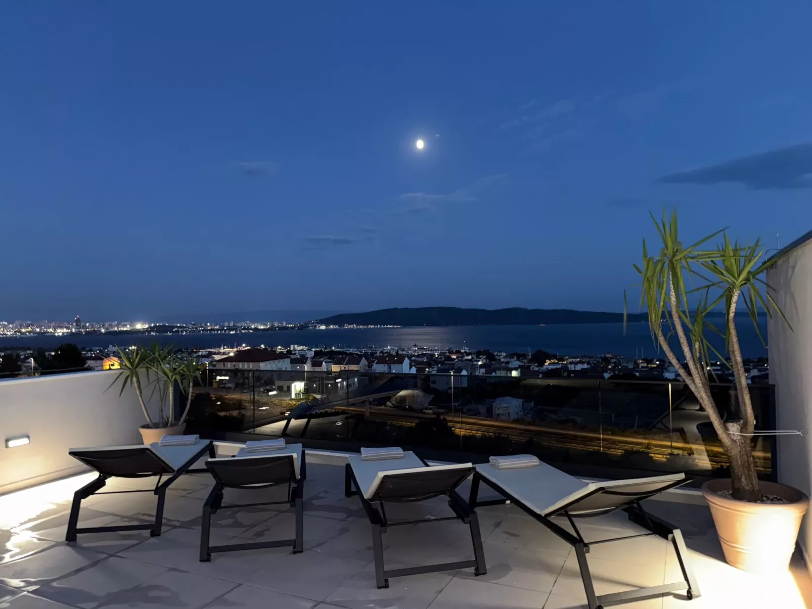 "Magnificent Lux View"-Outside