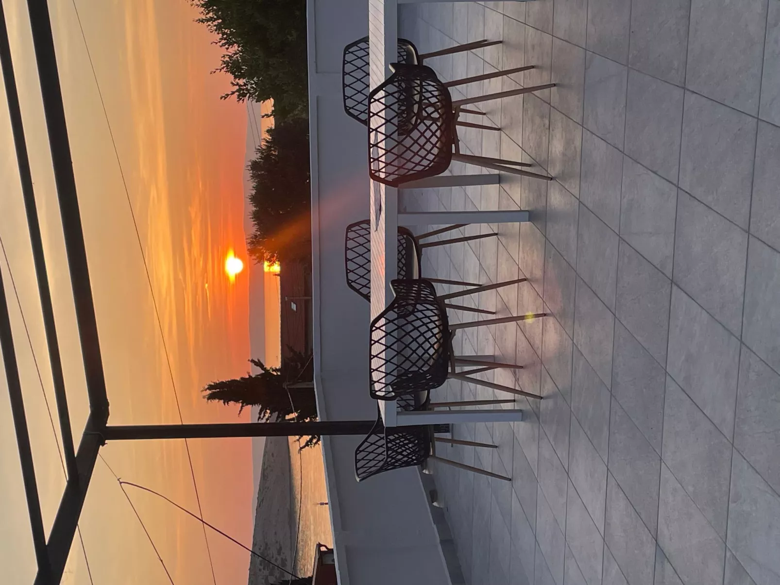 Mit Blick auf das Wasser-Drinnen