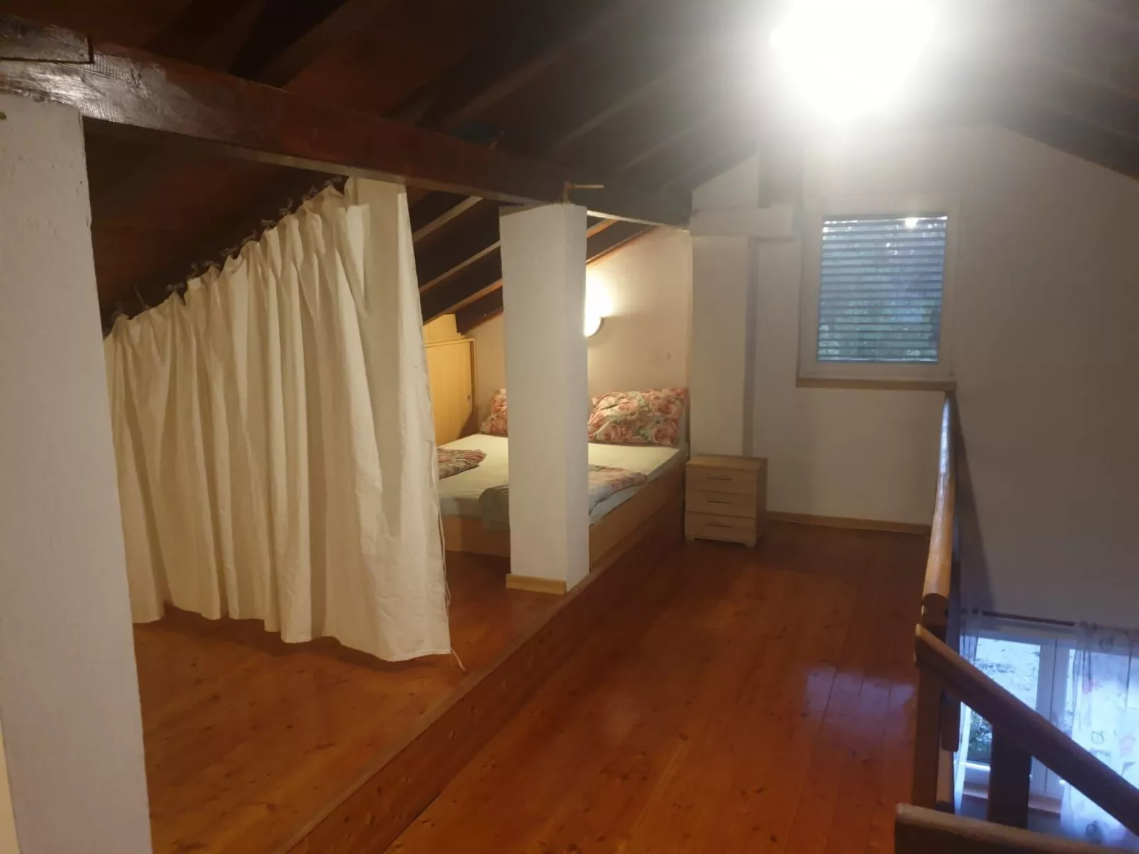 Am Fluss gelegenes Haus mit Galerieschlafplätzen-Inside