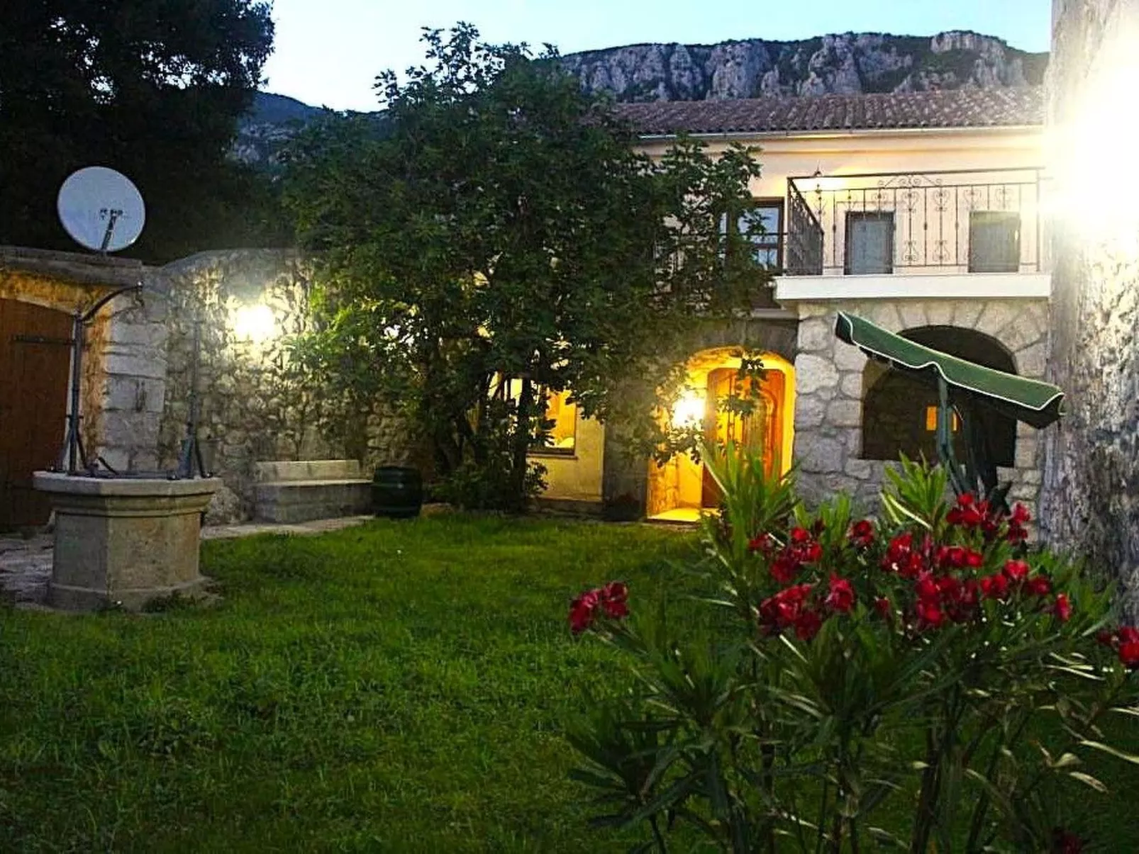 Geräumige Villa mit drei Schlafzimmern und einem ruhigen Garten-Inside