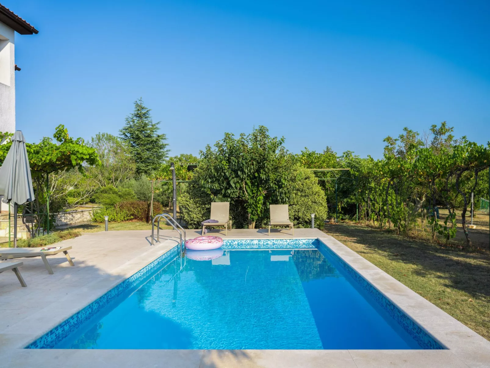 Attraktive Wohnung mit privatem Pool-Drinnen