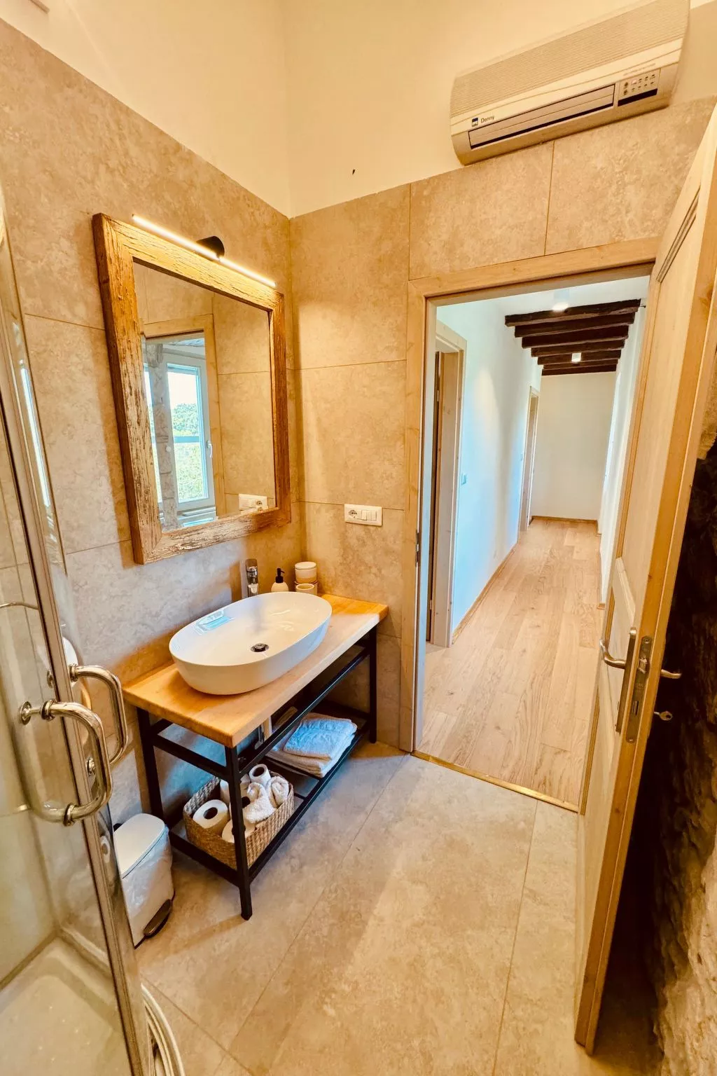 Ferienvilla mit Garten, Grill und Terrasse-Drinnen