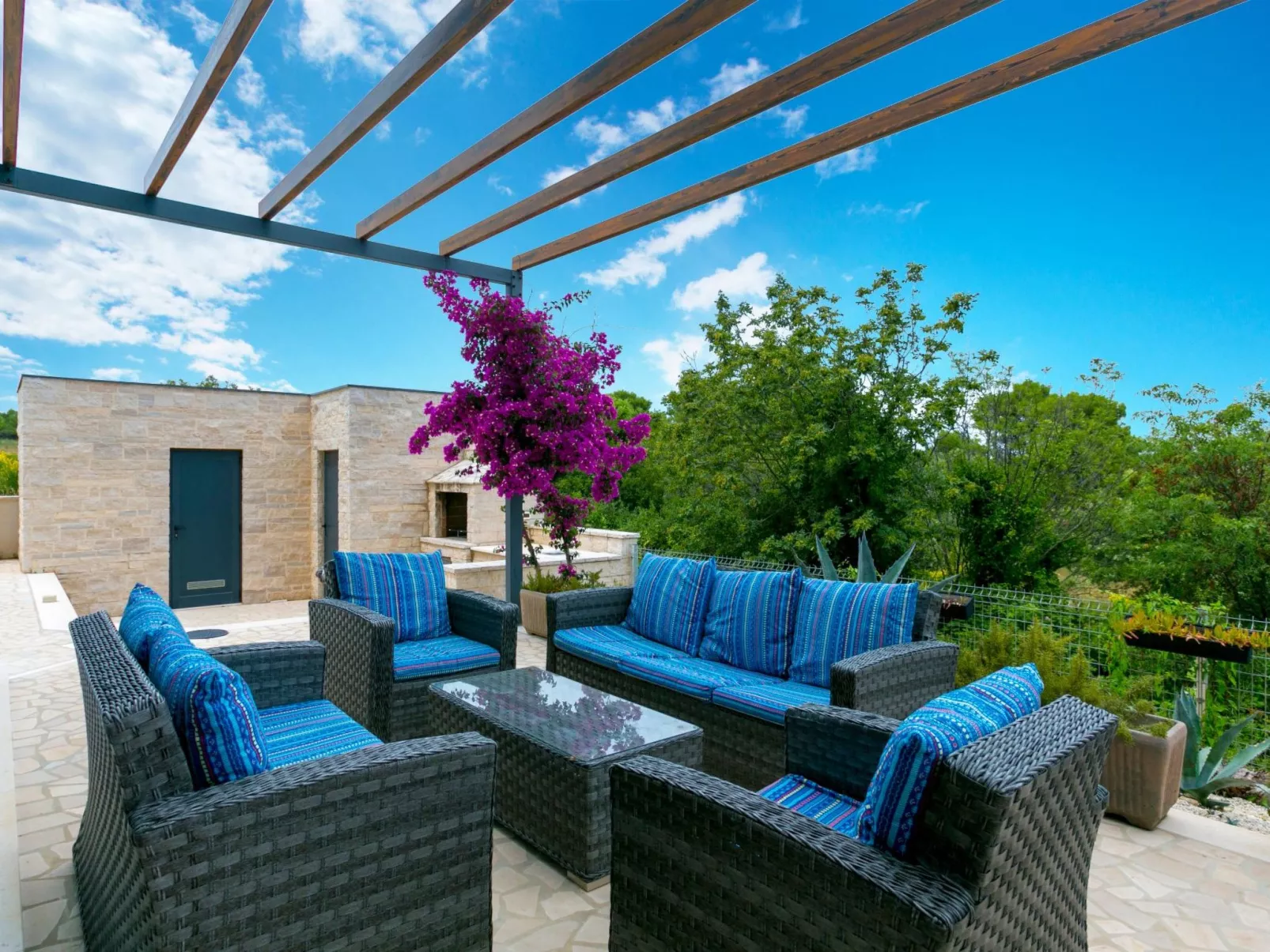 Wohnung "Deneris" mit Terrasse-Drinnen