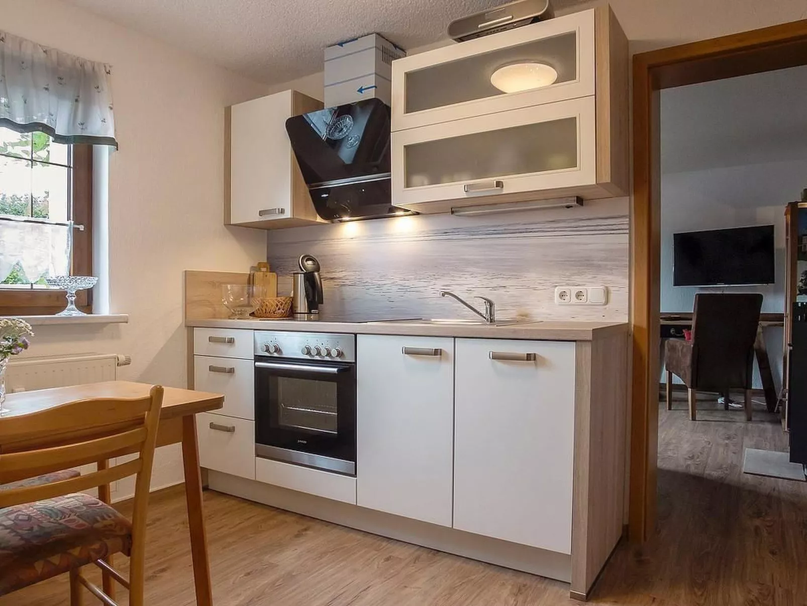 Mit Blick auf das Wasser-Inside