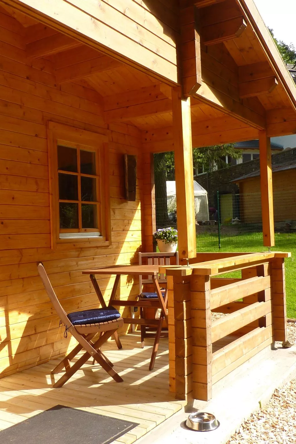 Holz-Blockhaus für vier Personen mit Terrasse-Dedans