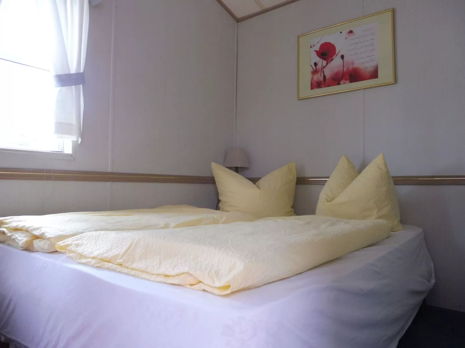 Mit Blick auf das Wasser-Drinnen