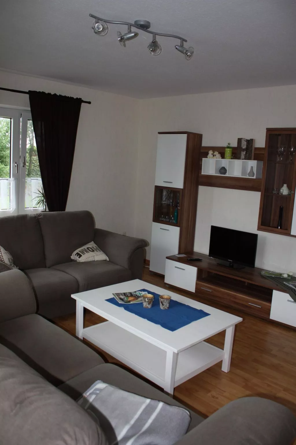 Mit kleinem Garten und Grill-Drinnen