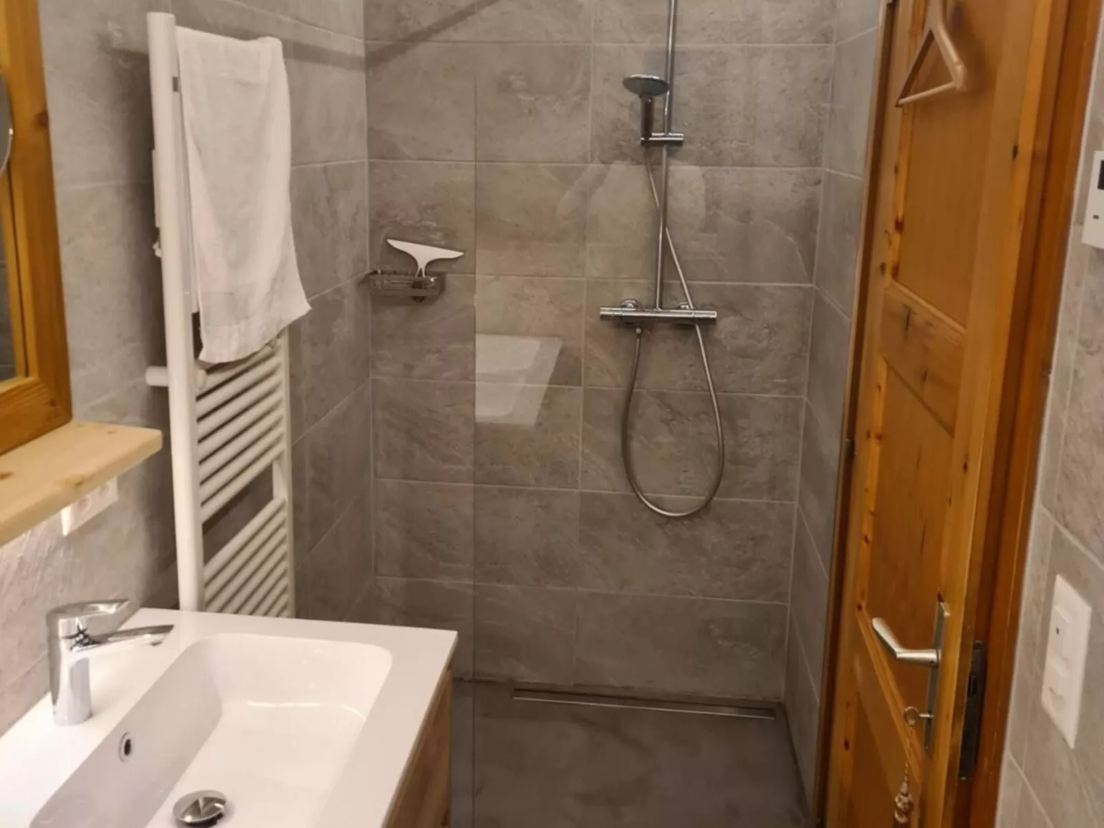 Chalet mit Seeblick, Jacuzzi, Sauna und Garten-Inside