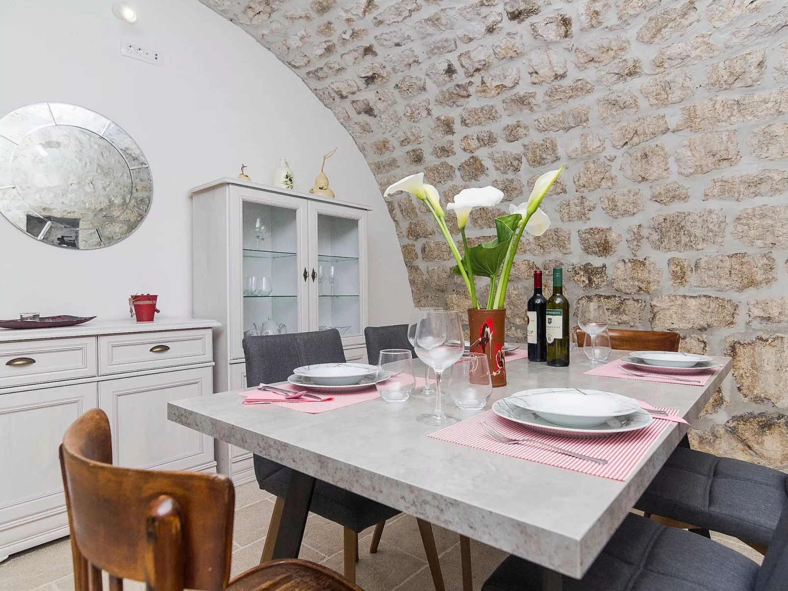 Schönes Steinhaus mit beheiztem Pool, Terrasse m-Drinnen