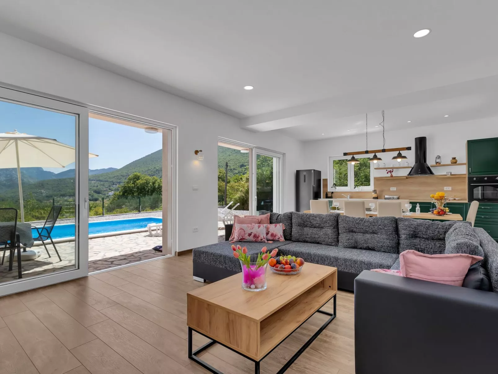 Alleinstehende Villa Slime mit Pool und Garten-Inside