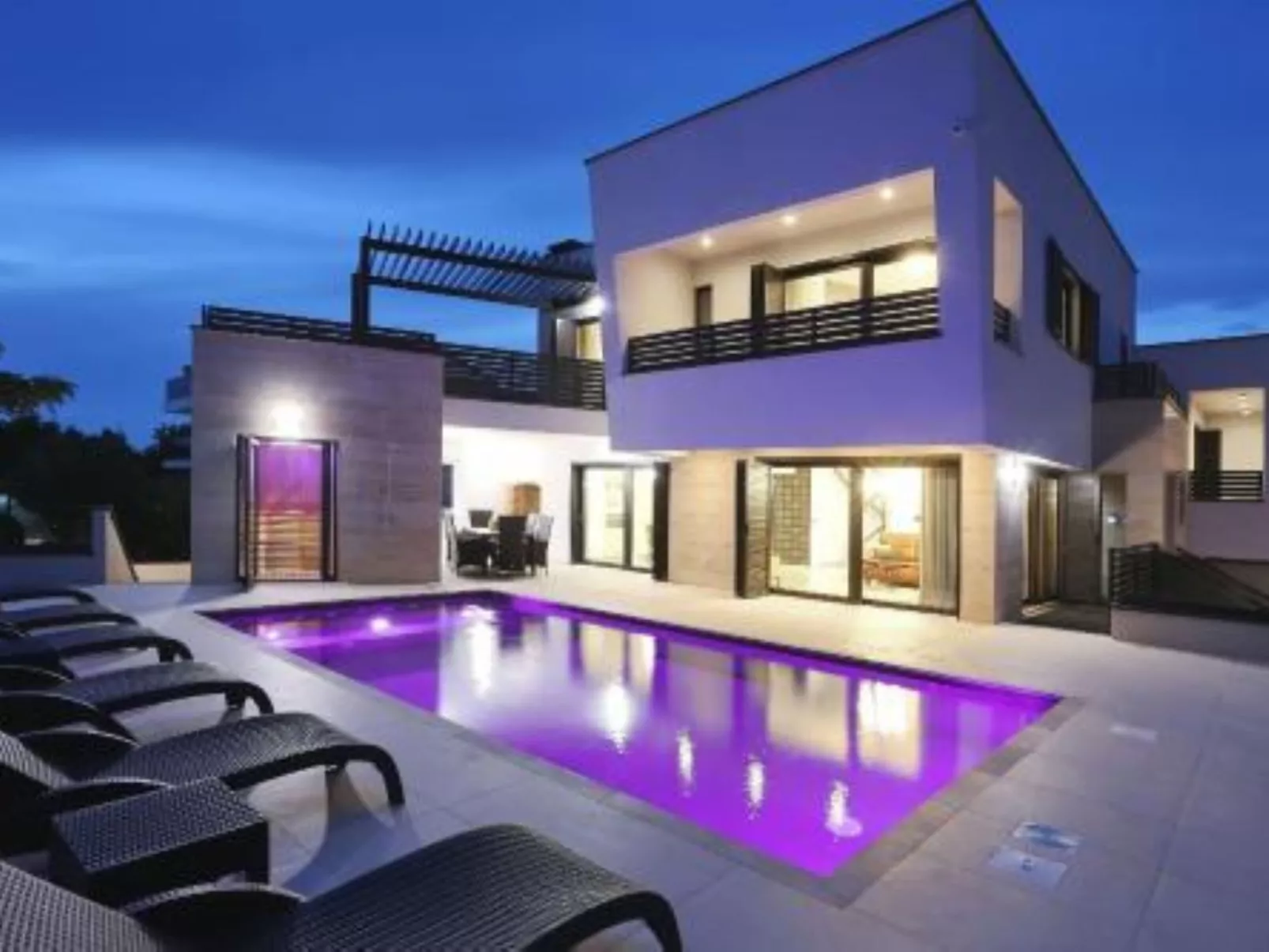 Villa Petra mit beheiztem Pool und Sauna-Outside