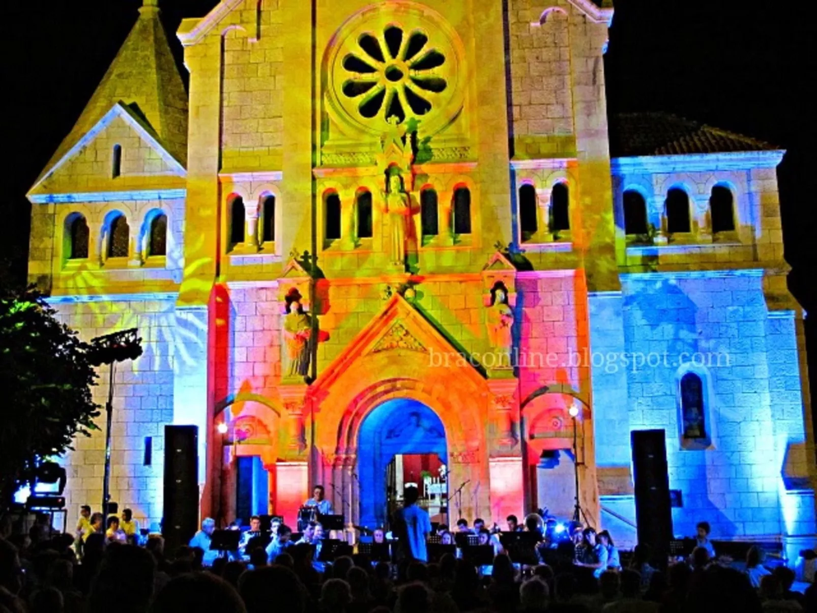 Komfortables Haus in Selca mit privatem Parkplatz-Draußen