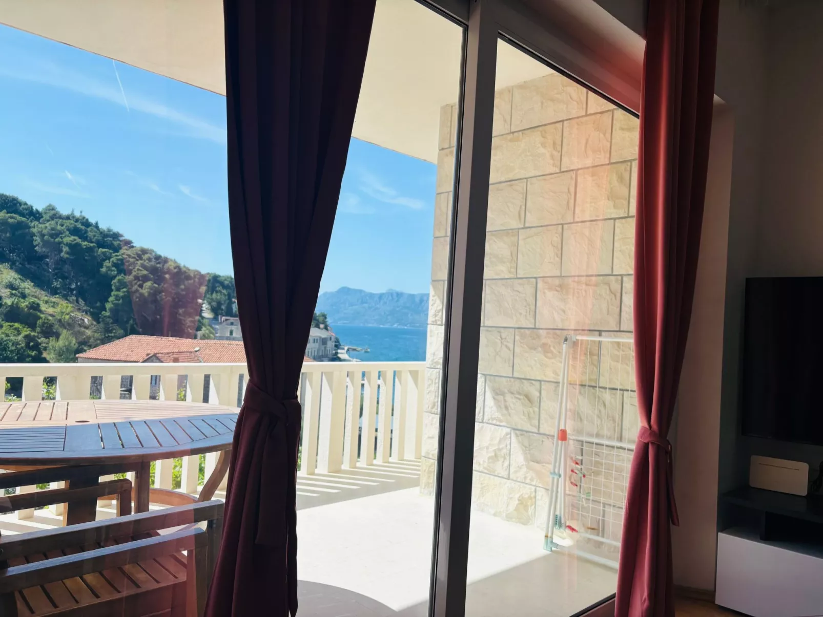 In Povlja mit gemeinschaftlichem Parkplatz-Dehors