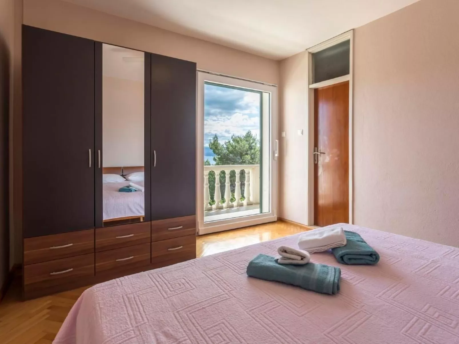 Charmantes Ferienhaus in Medići mit Privatem Pool-Drinnen