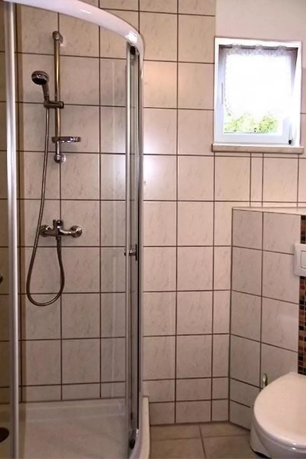 Schöne Ferienwohnung mit Garten und Grill-Drinnen