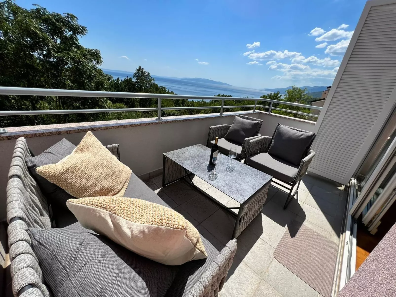 Appartement mit Terrasse-Drinnen