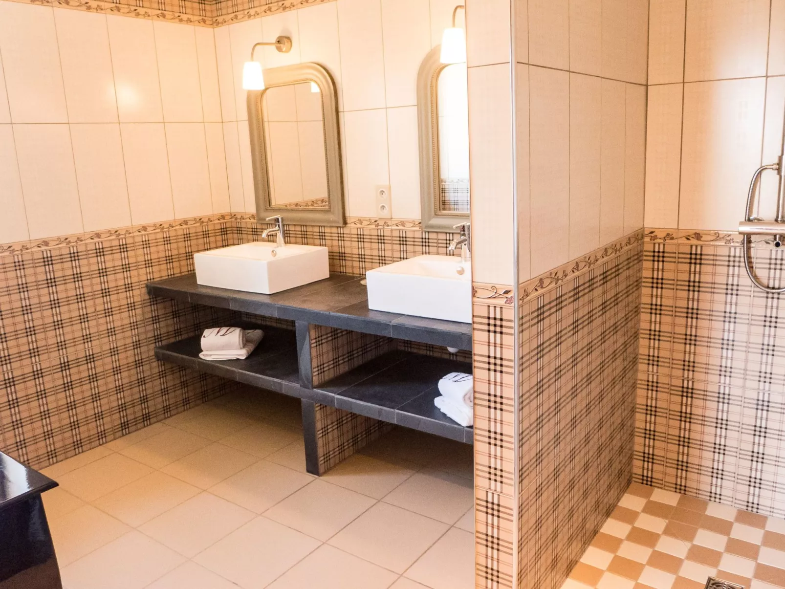 2 hochwertige Mas mit privatem Pool und Blick auf die Landschaft-Drinnen