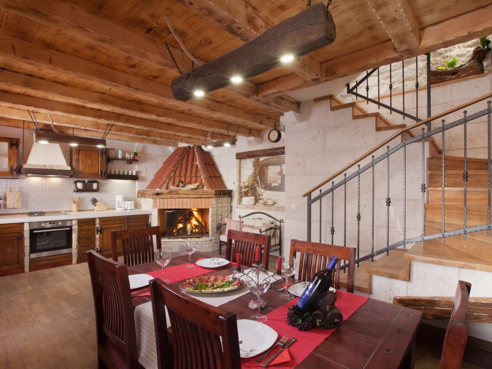 Charmantes Steinhaus mit Pool und Meerblick-Drinnen