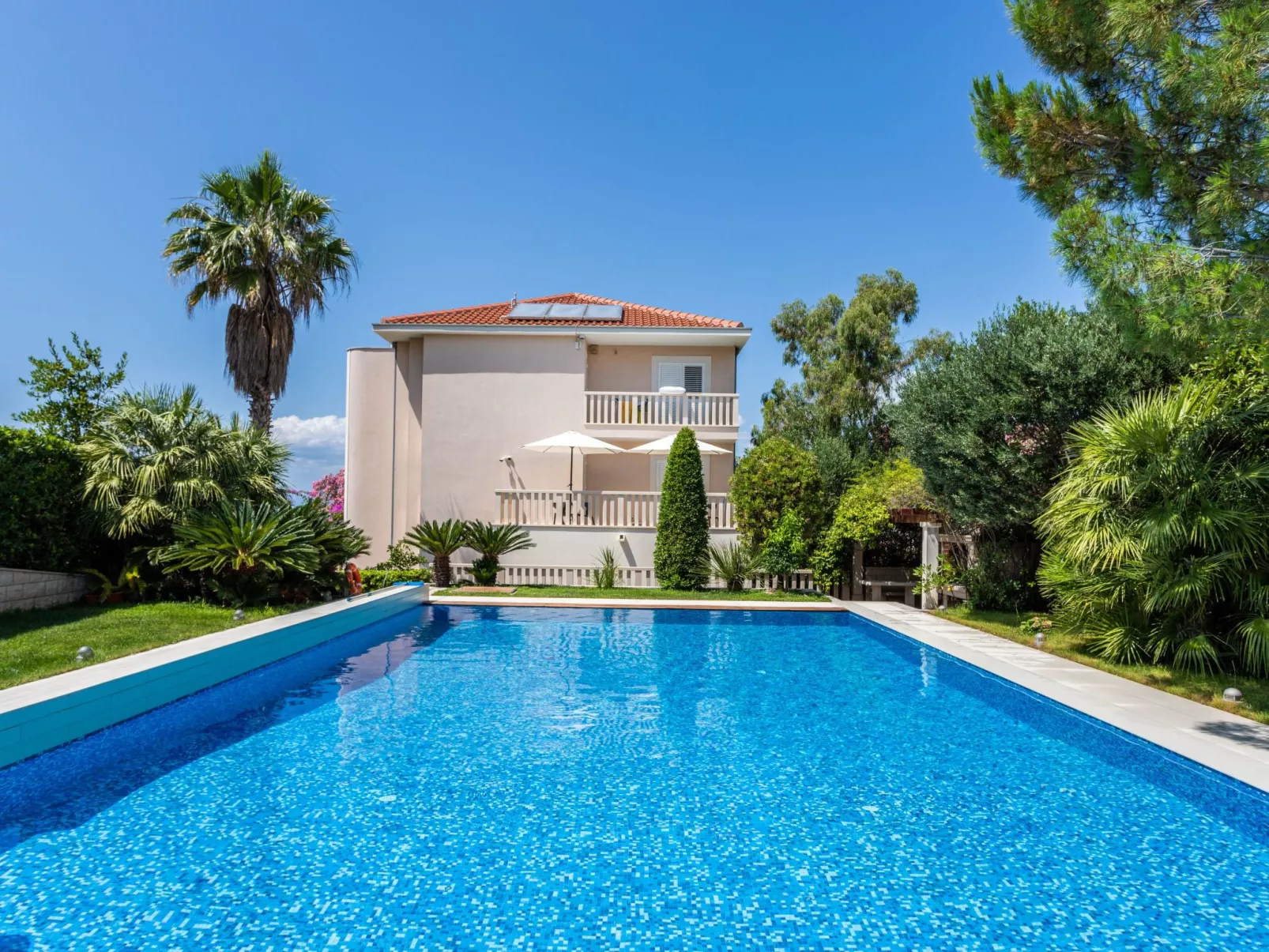 Große Ferienwohnung mit Pool, Garten und Terrasse-Outside