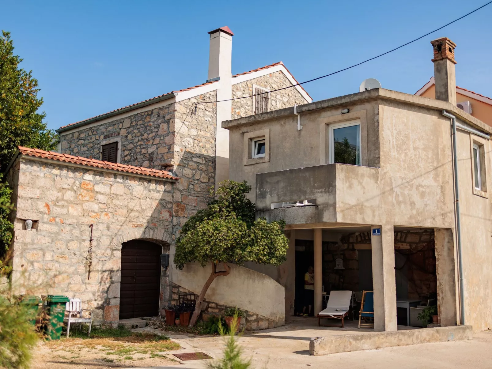 Traditionelles Steinhaus am Meer in Preko-Inside