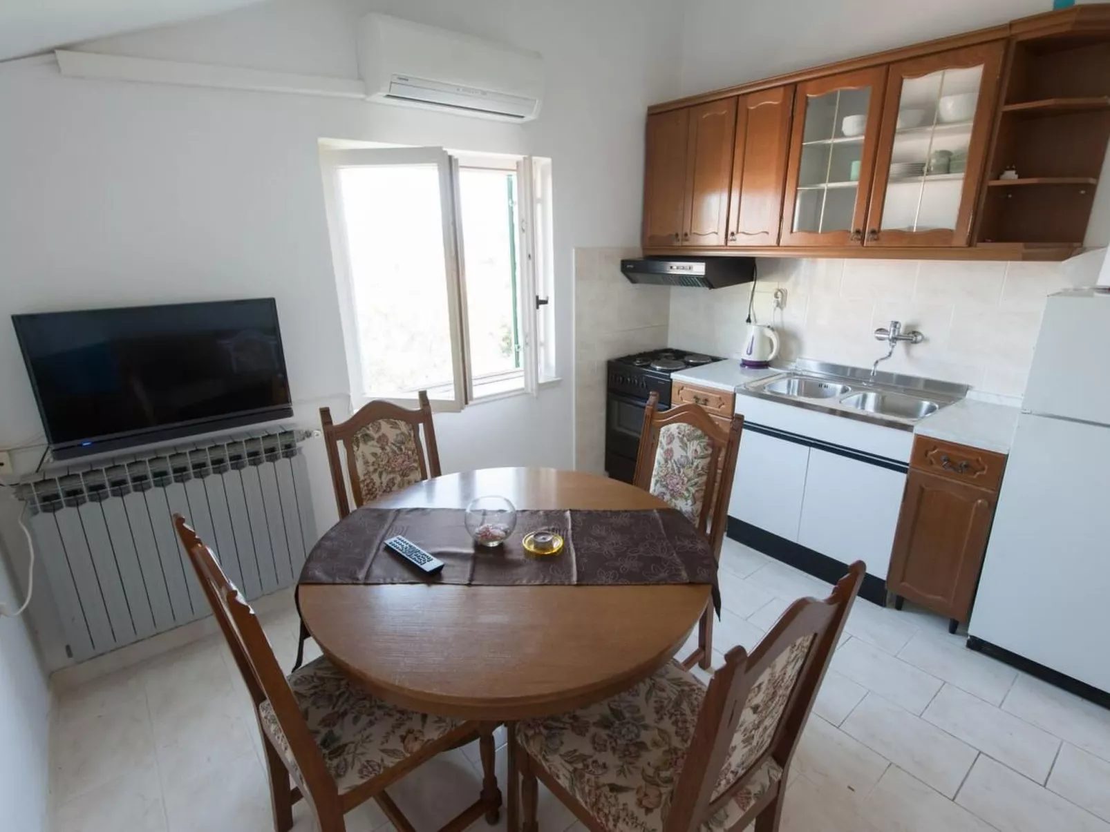 Wohnung "Blažević 04" direkt am Strand-Inside