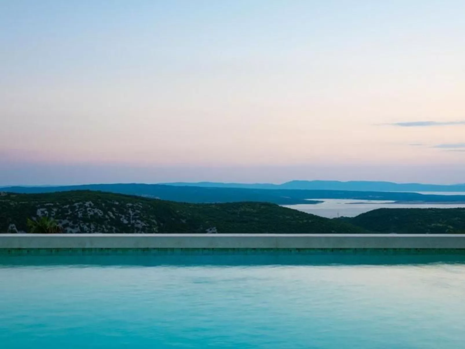 Designferienhaus mit Hot Tub-Outside