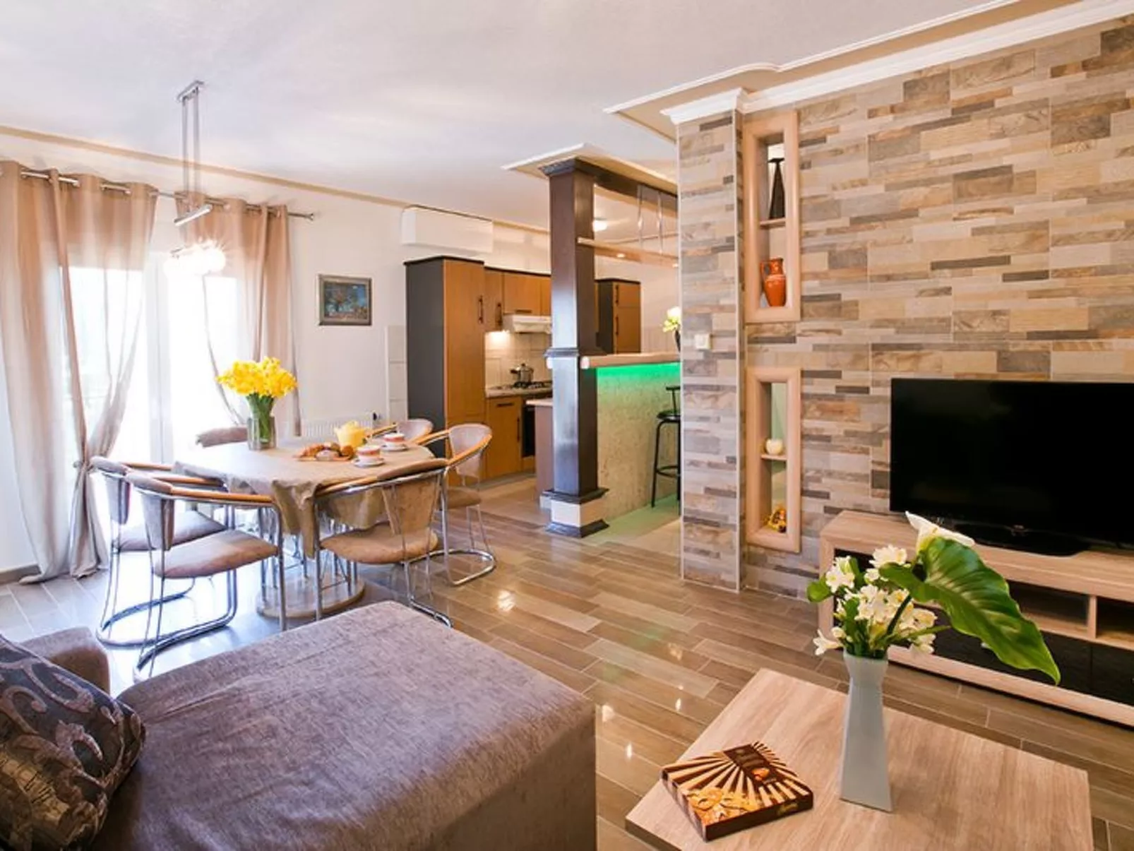 Mélanie im Erdgeschoss einer Villa in Strandnähe-Inside