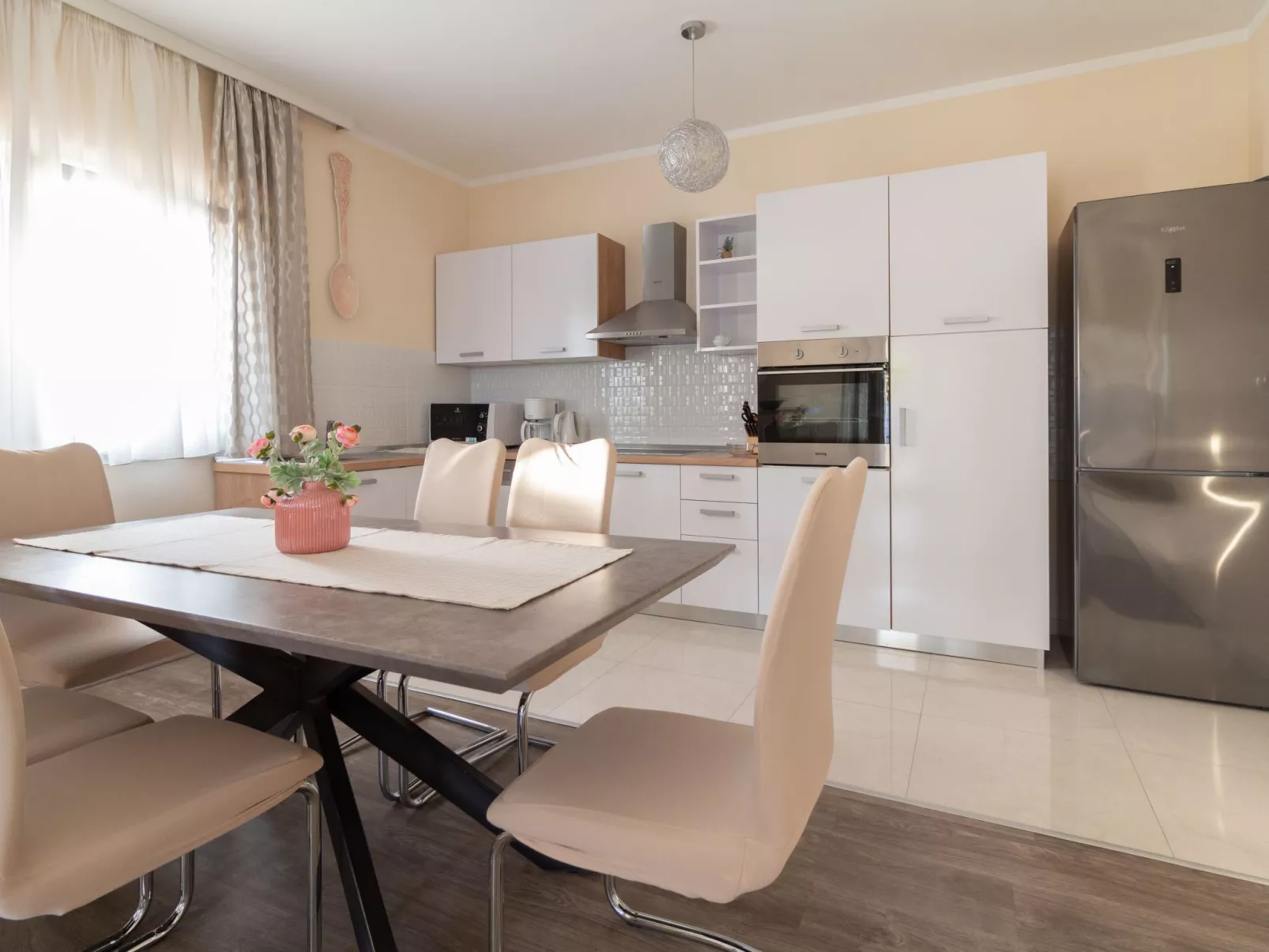 Villa mit Garten, Grill und Terrasse-Drinnen