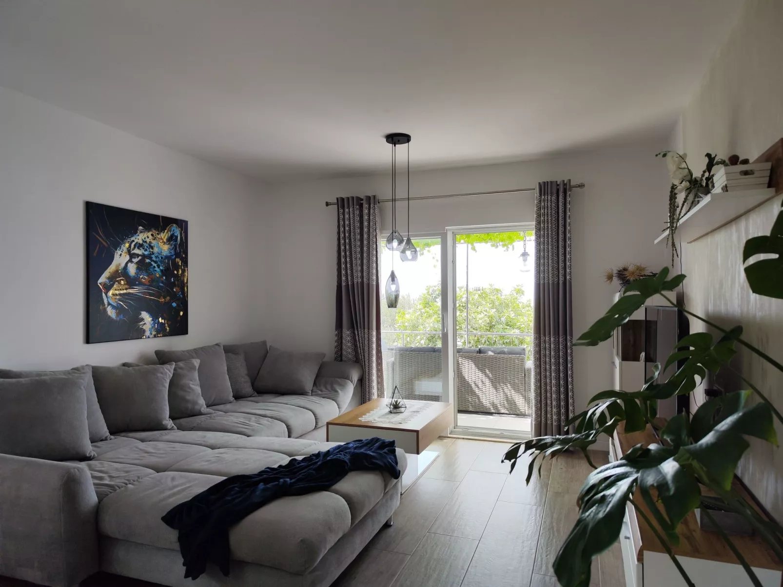 Mit Blick auf das Wasser-Drinnen