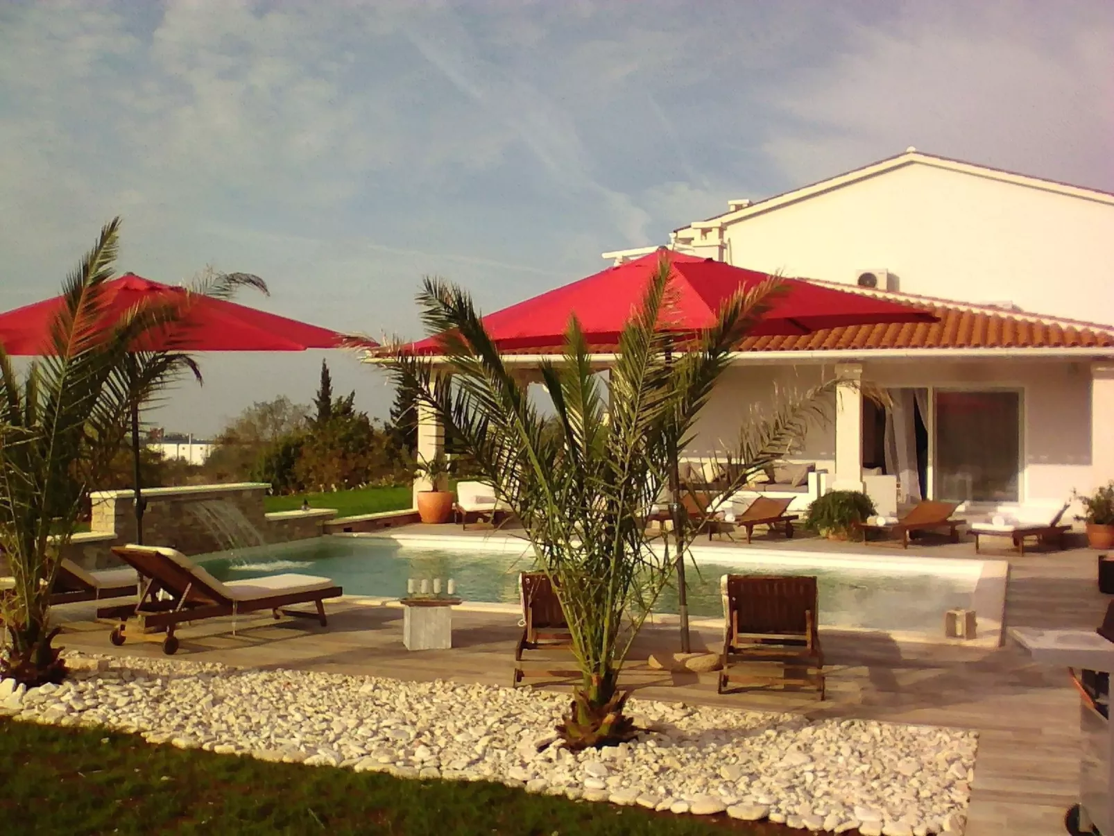 Elegante und komfortable Villa mit Salzwasserpool, Whirlpool und Sauna, umgeben-Image-tags.info