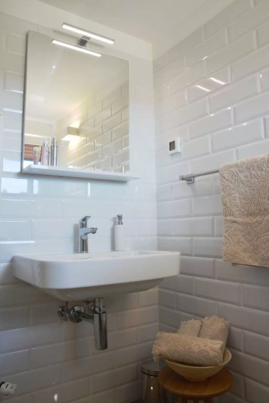 Mit Blick auf das Wasser-Dedans