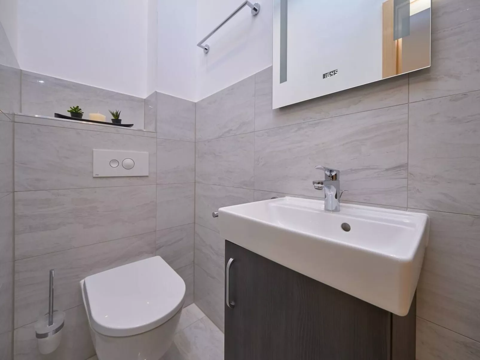 M Ganze Etage in einem geräumigen Haus mit Pool-Image-tags.info