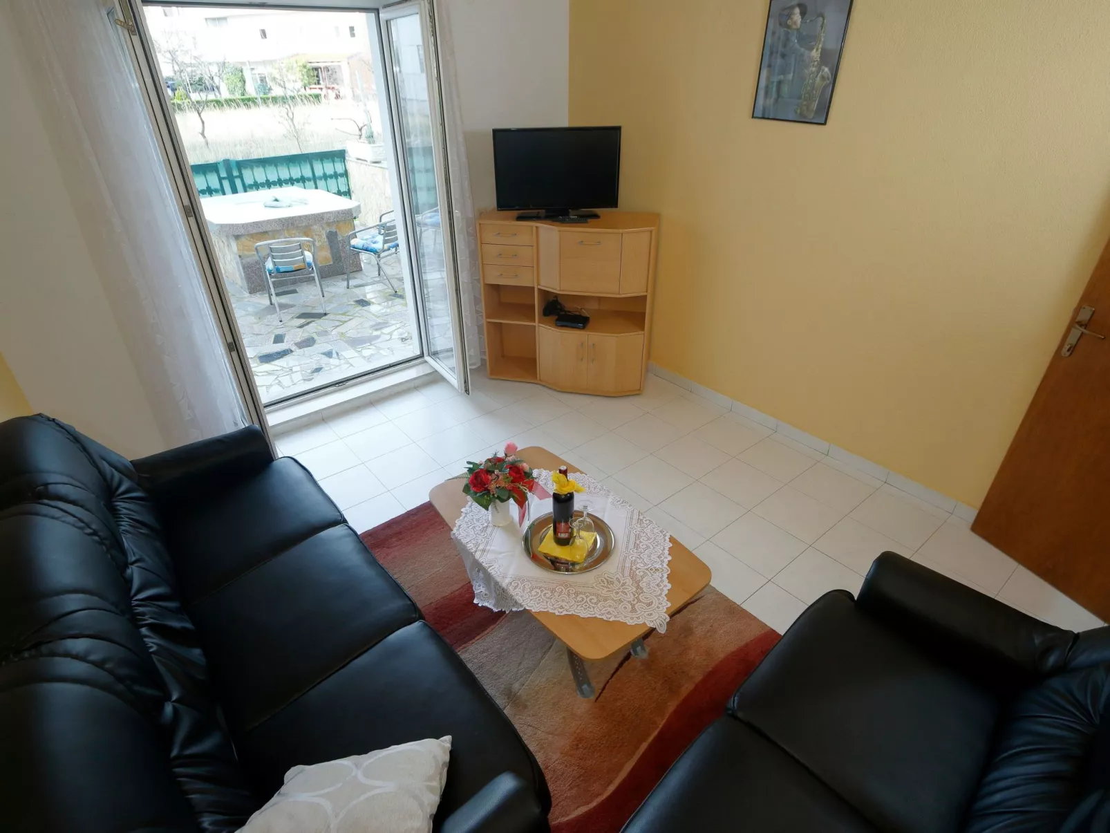 Für sechs Personen mit Terrasse-Drinnen