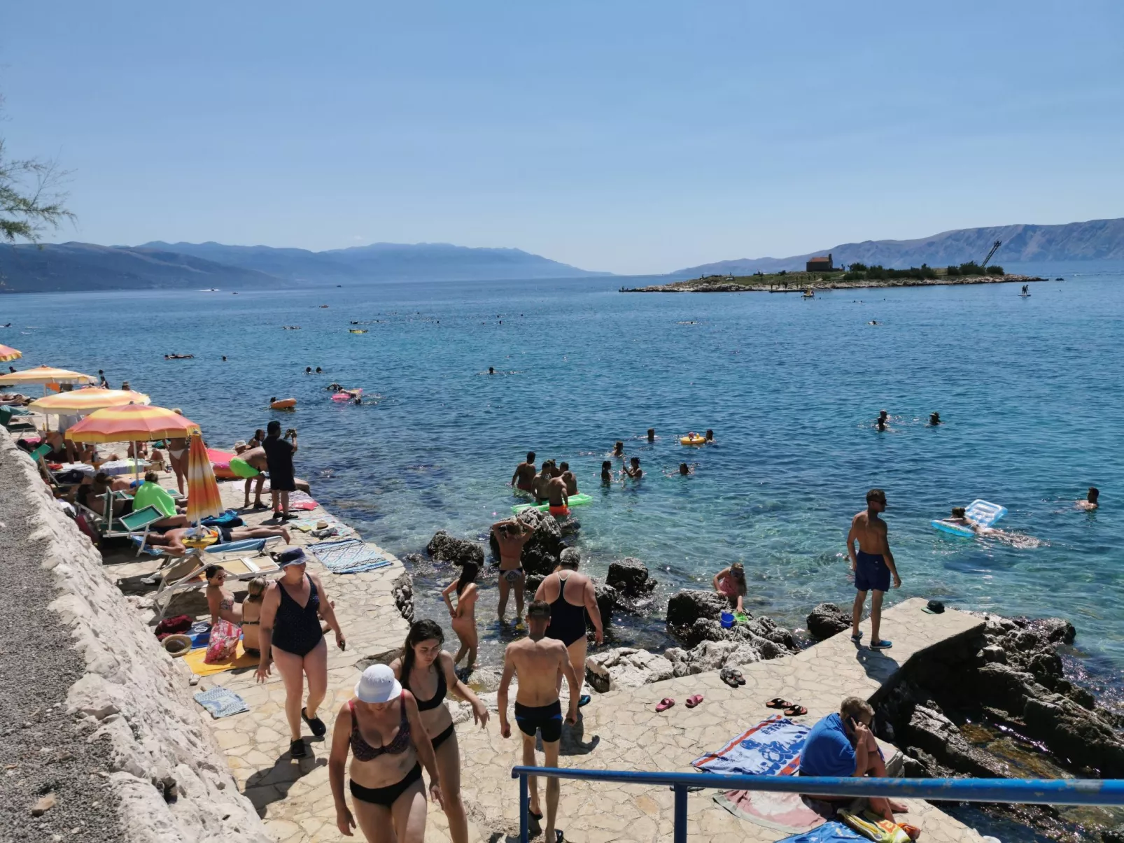 "Ana" mit Blick auf das Wasser-Draußen