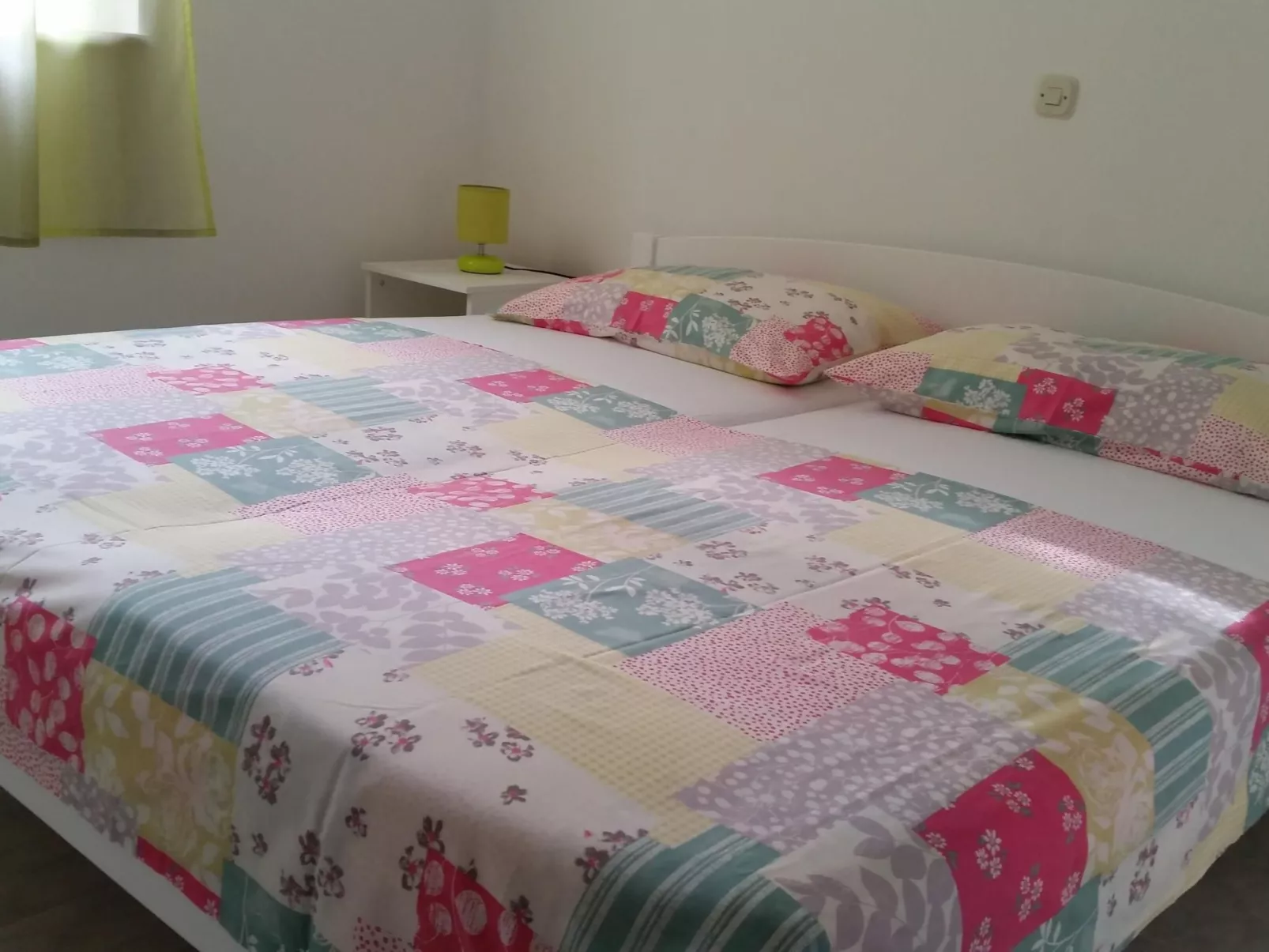 "Mladen" mit Blick auf das Wasser-Inside