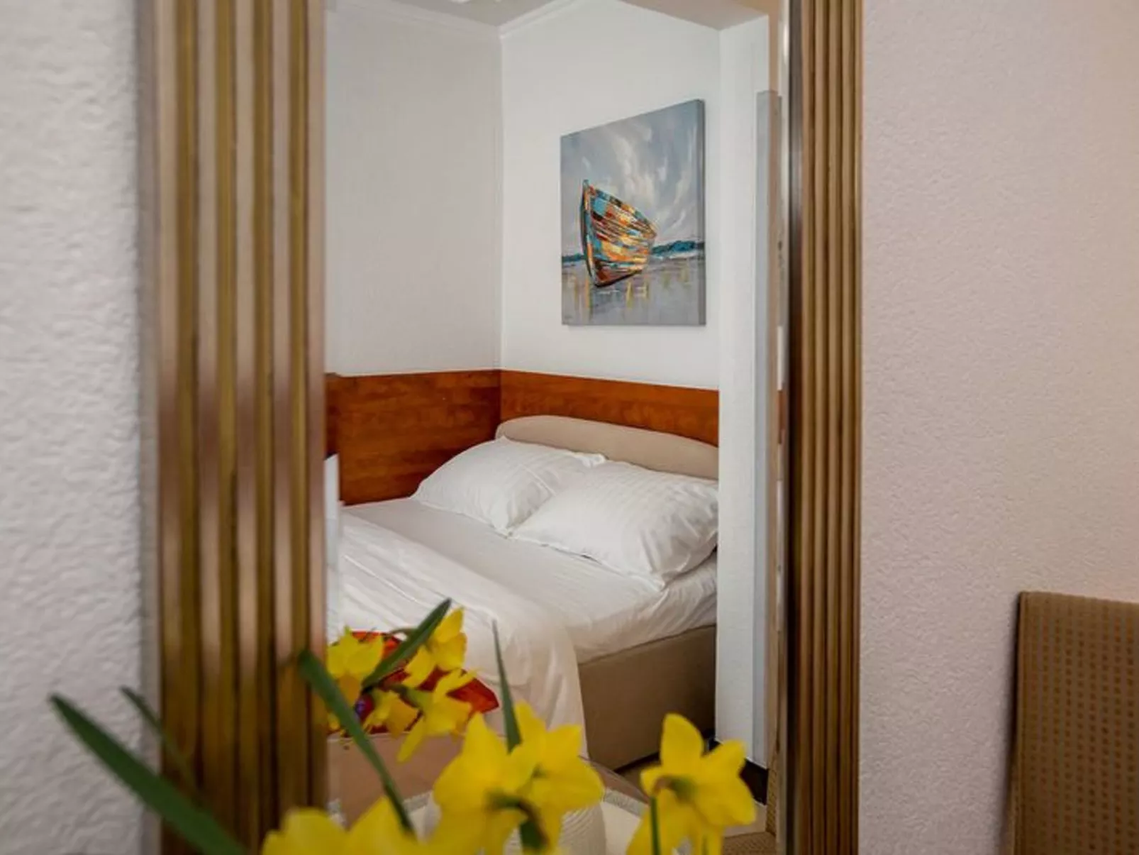 Mélanie B im ersten Stock einer Villa am Strand - Inside