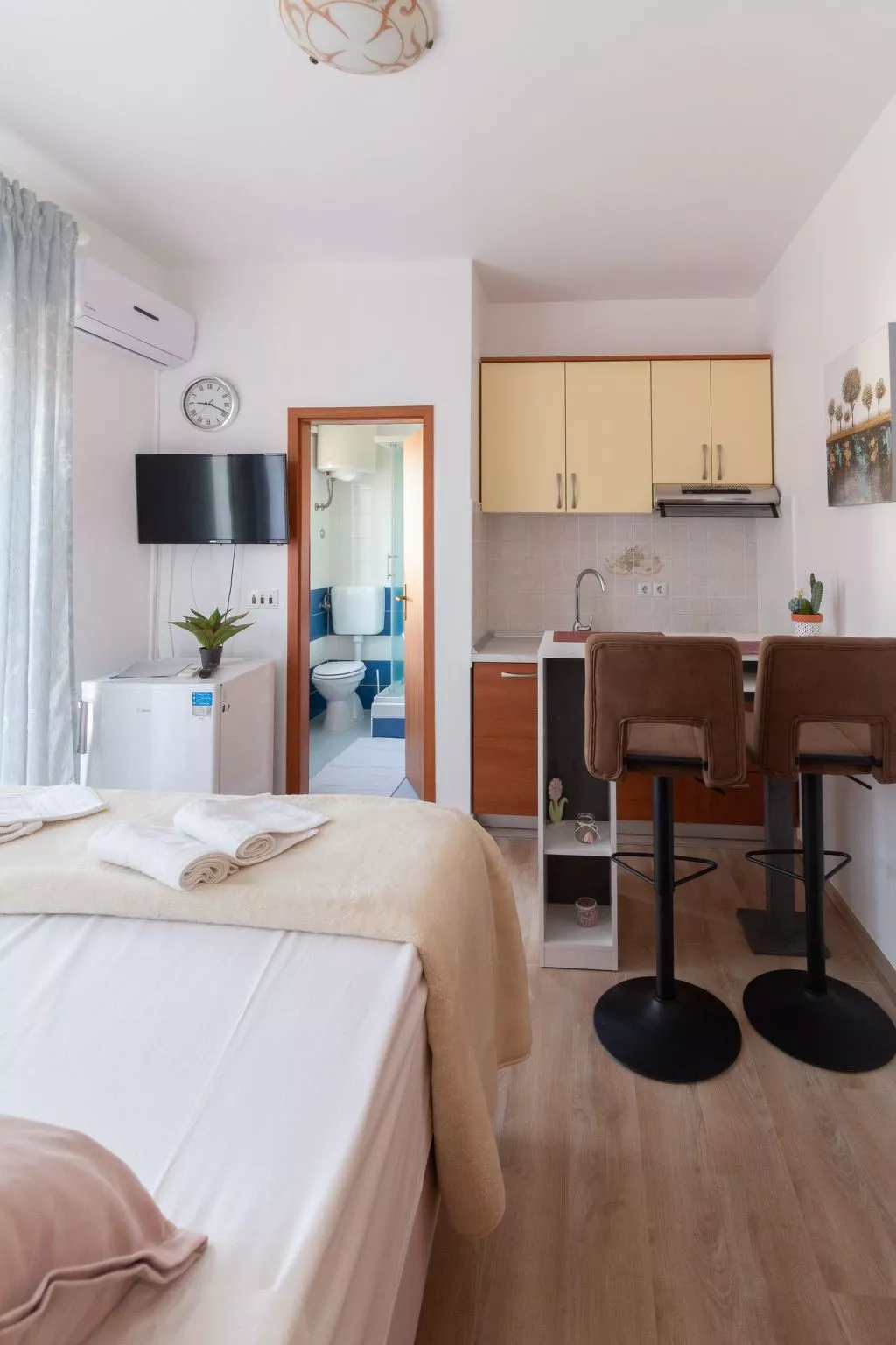 Mit Blick auf das Wasser-Drinnen