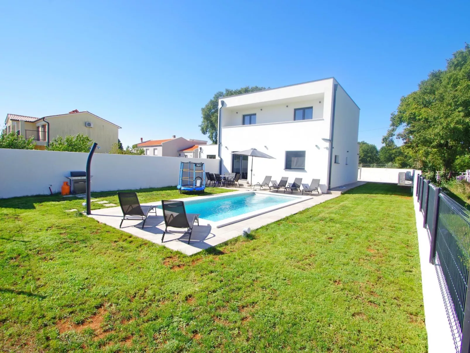 Mit privatem Pool, Dorf Šišan-Draußen