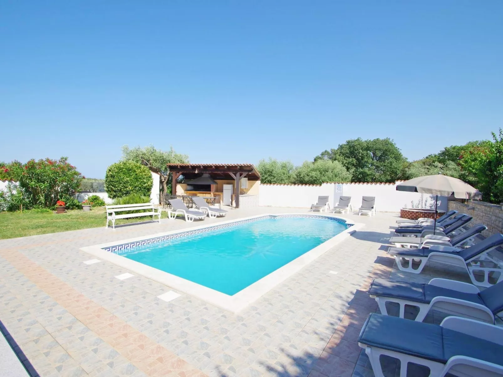 In Banjole mit Gemeinschaftspool-Outside